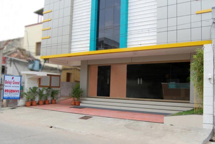 Balaji Grand Hotel Kākināda Екстериор снимка